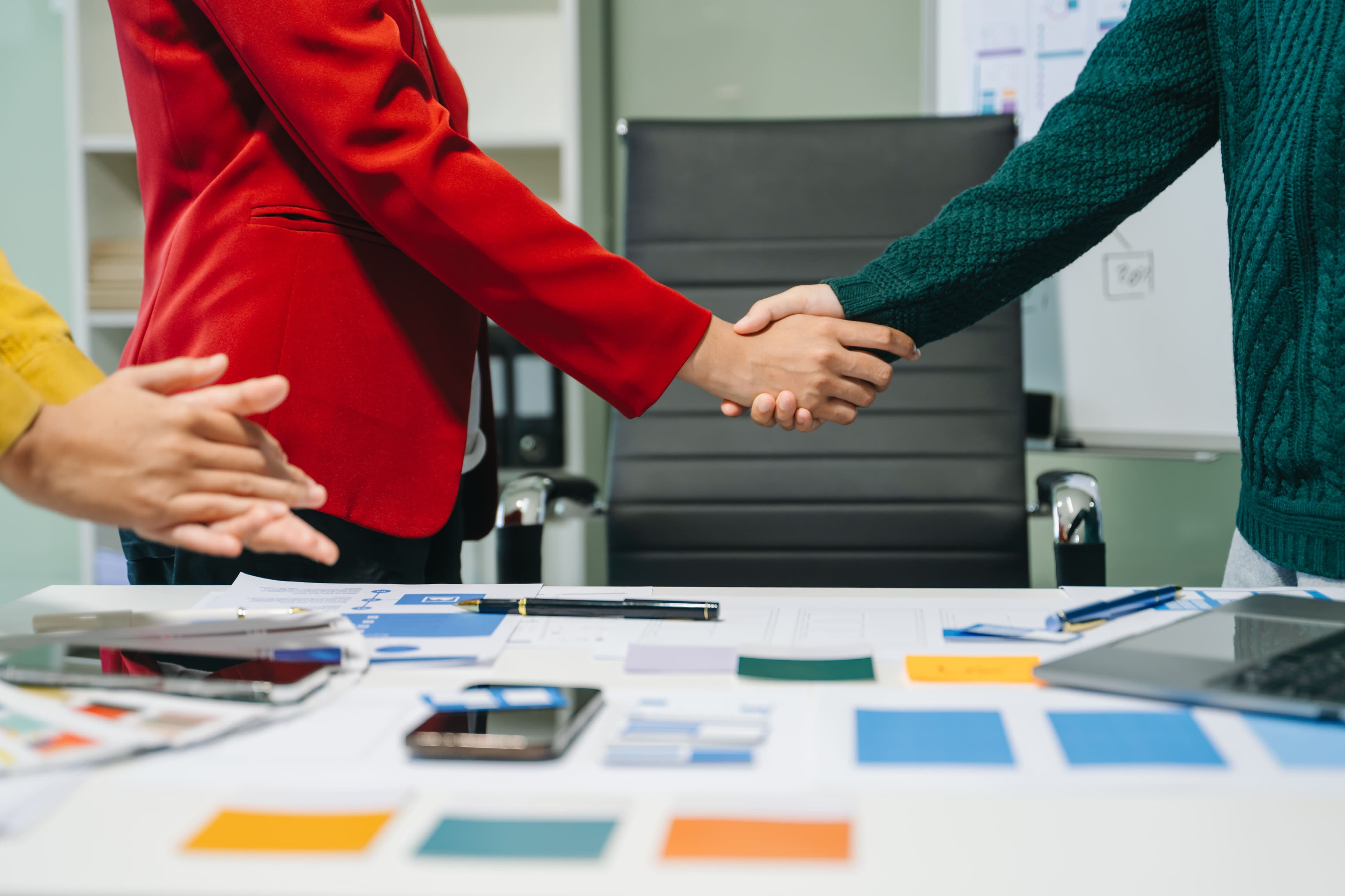 Equipo de GLI Financial en una reunión estratégica analizando textiles y datos financieros.